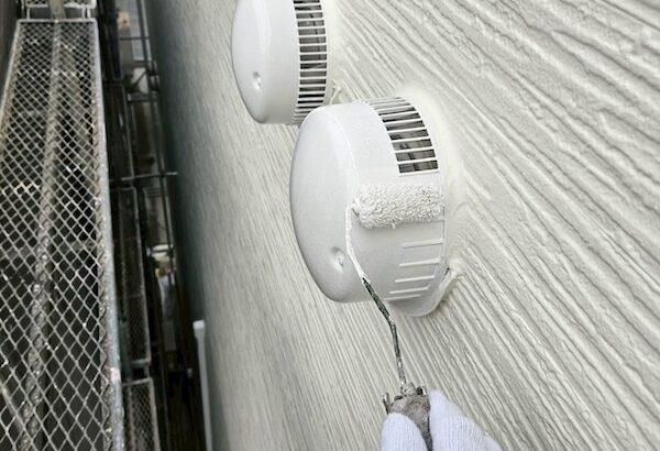 大阪府摂津市｜換気部材のシーリング処理と上塗り作業を行いました