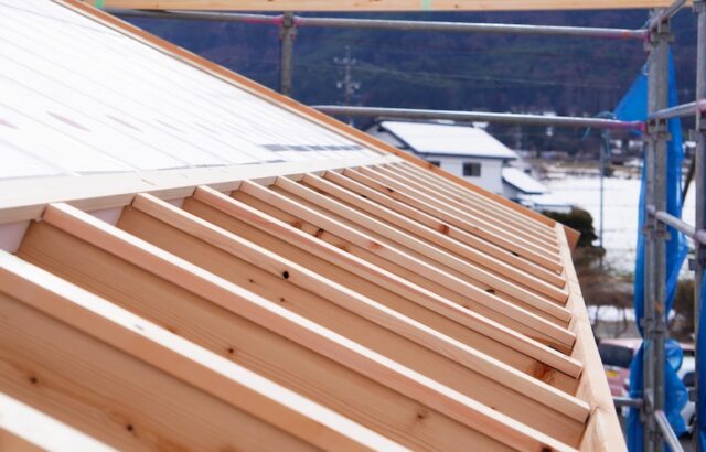 「葺き替え」と「カバー工法」のどちらを選べばいい?工事を決める判断基準を解説