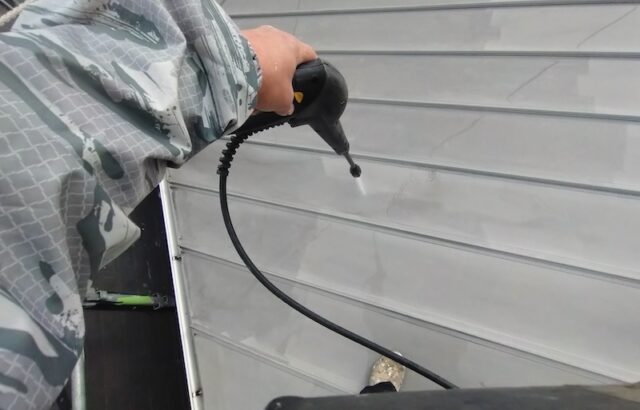 色褪せた金属屋根を塗装！屋根の洗浄と雨樋清掃を行いました！｜大阪府摂津市