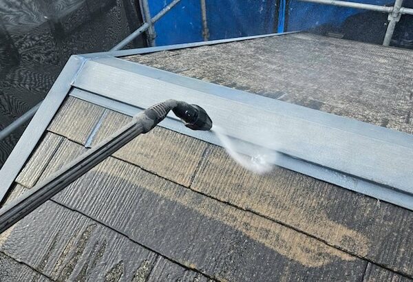 屋根の洗浄と雨樋の清掃を行いました!雨樋の水詰まりを起こす原因とは?|大阪府吹田市