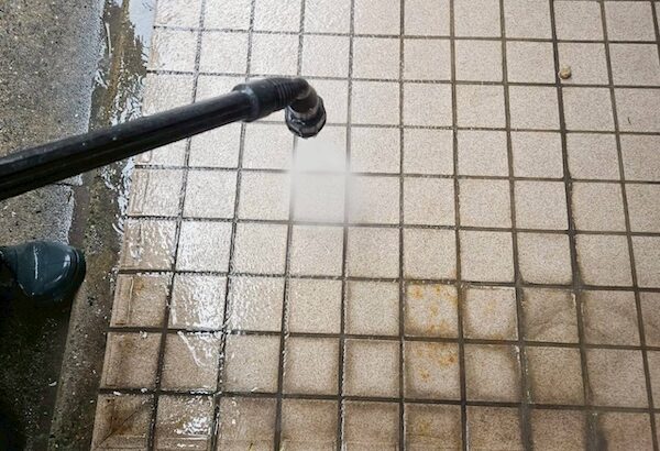 大阪府吹田市|玄関タイルとベランダの洗浄作業。洗浄後の乾燥期間の大事さ