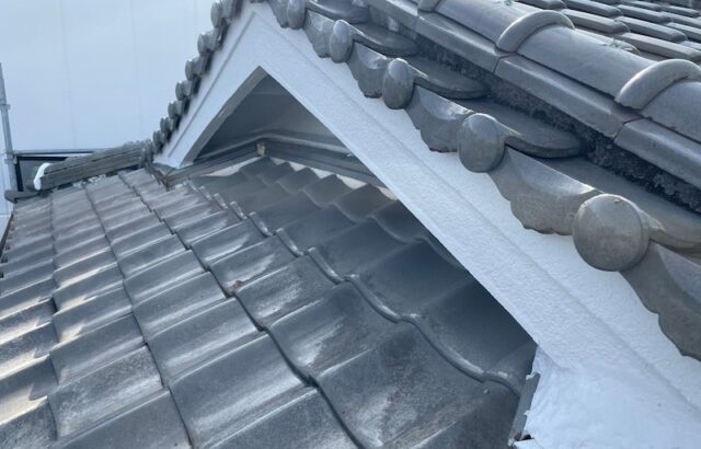 瓦屋根のメンテナンス時期と方法、業者選びの注意点
