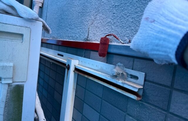 鉄部の下塗り 霧よけ・屋外フード・水切り・雨樋金物を錆止め塗装|大阪府吹田市