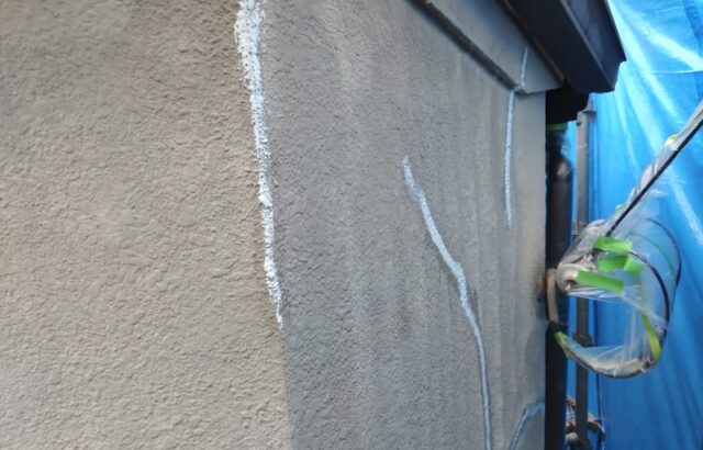 外壁にあるクラックをカットして補修しました|大阪府吹田市