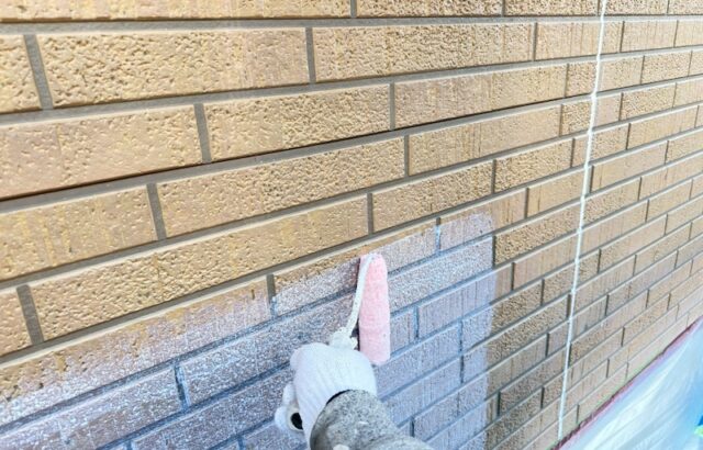外壁下塗りを実施!シーリングのメンテナンスもご一緒に行いください|大阪府摂津市