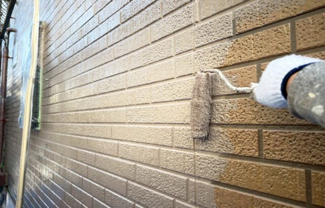 外壁塗装の中塗りを実施!下塗り・中塗り・上塗りとは?|大阪府摂津市
